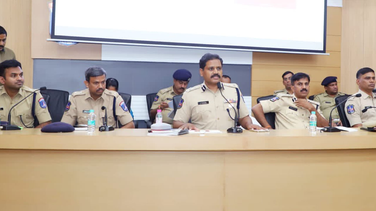 తెలంగాణ ఎన్నికల బందోబస్త్పై సైబరాబాద్ సీపీ సమీక్ష.. ముందస్తు ప్రణాళికతోనే భద్రత బలోపేతమని..