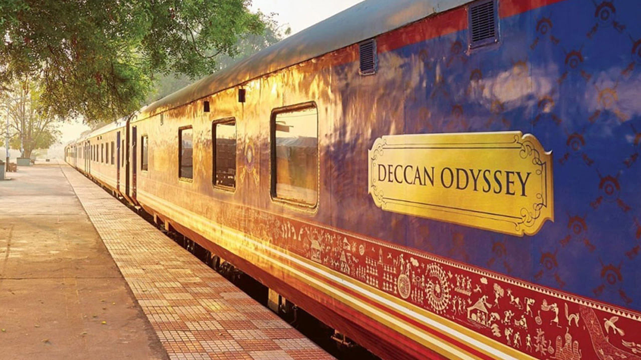 Deccan Odyssey Luxury Train: దక్కన్ ఒడిస్సీ రైలు కేంద్రం, మహారాష్ట్ర ప్రభుత్వాల సహాయంతో 2004 సంవత్సరంలో ప్రారంభించడం జరిగింది. ఈ రైలు కరోనా సమయంలో నిలిపివేశారు. ఈ రైలును లగ్జరీ లుక్‌లో ఉంటుంది. ఈ కారణంగా ఇందులో ప్రయాణించే ప్రయాణికులు భిన్నమైన అనుభూతిని పొందుతారు. అయితే, కరోనా కారణంగా నిలిచిపోయిన ఈ ట్రైన్.. ఇప్పుడు మళ్లీ మొదలైంది.