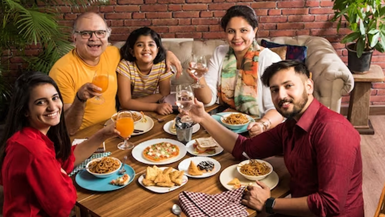 తల్లిదండ్రులతో విందు:  సర్వేలో.. 91 శాతం మంది తల్లిదండ్రులు కలిసి ఆహారం తినడం వల్ల తమ కుటుంబంలో ఒత్తిడి తగ్గుతుందని చెప్పారు. అదే సమయంలో, 84 శాతం మంది ఒత్తిడిని నివారించడానికి, ప్రతి రోజు తమ కుటుంబంతో గడపాలని కోరుకుంటున్నారని వెల్లడించారు. అంతేకాకుండా.. ఆరోగ్యం విషయంలో పలు మార్పులను కూడా గమనించినట్లు తెలిపారు.