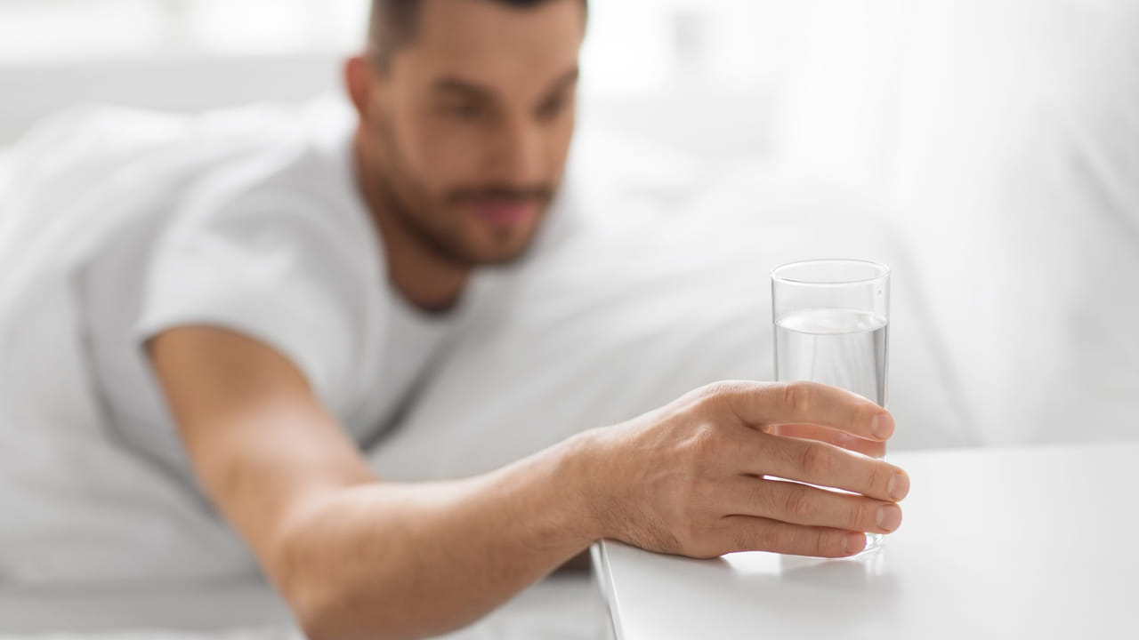 సక్రమంగా నిద్రపోకపోవడం వల్ల బరువు పెరిగే ప్రమాదం ఉంది. నిద్ర లేకపోవడం వల్ల ఆకలి పెరుగుతుంది, ఇది బరువు పెరగడానికి దారితీస్తుంది.