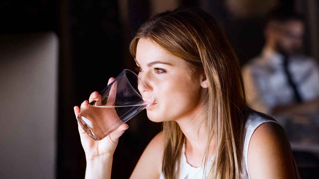 తగినంత నిద్ర లేకపోవడం వల్ల కూడా కొలెస్ట్రాల్ స్థాయి పెరుగుతుంది. నిద్ర లేకపోవడం వల్ల గుండె జబ్బులకు కారణమయ్యే ఎల్‌డిఎల్ కొలెస్ట్రాల్ పెరుగుతుంది.