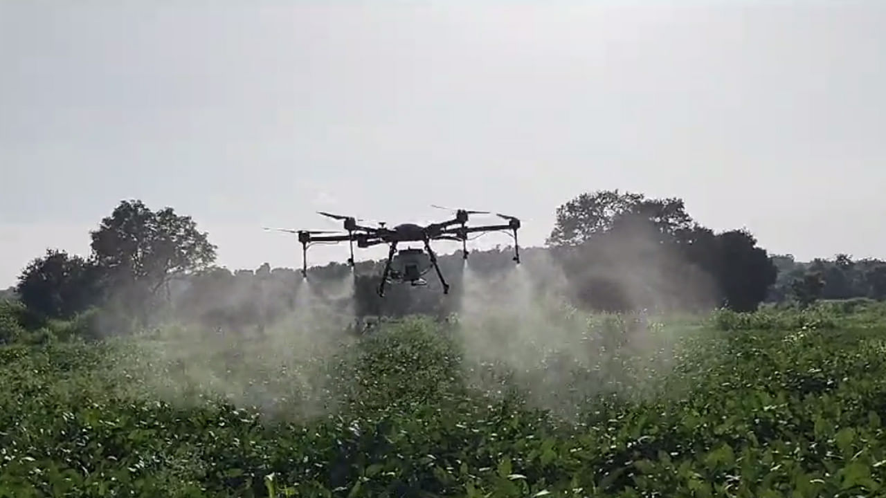 Drone farming: సర్వాంతర్యామిగా మారిన డ్రోన్..! పురుగు మందు పిచికారితో వ్యవసాయంలో కొత్త ఒరవడి..