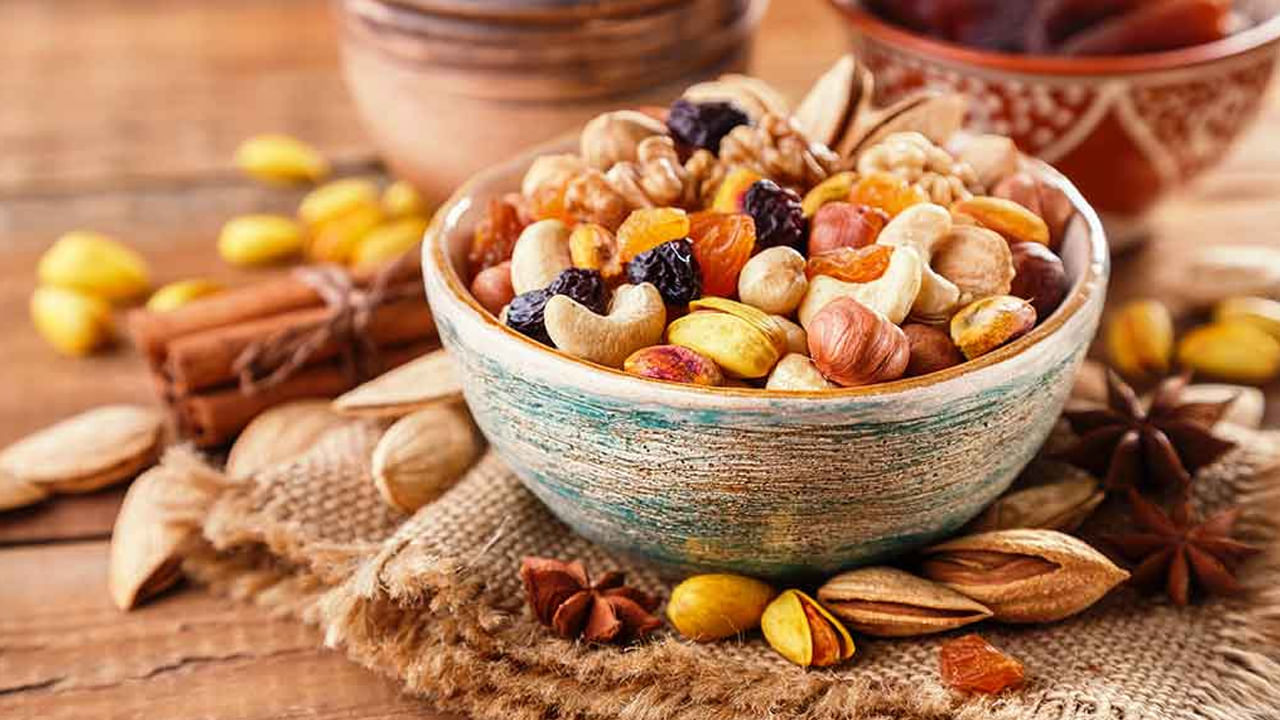 Dry Fruits Benefits at Winter: చలి కాలంలో తప్పకుండా తినాల్సిన హెల్దీ డ్రై ఫ్రూట్స్ ఇవే!