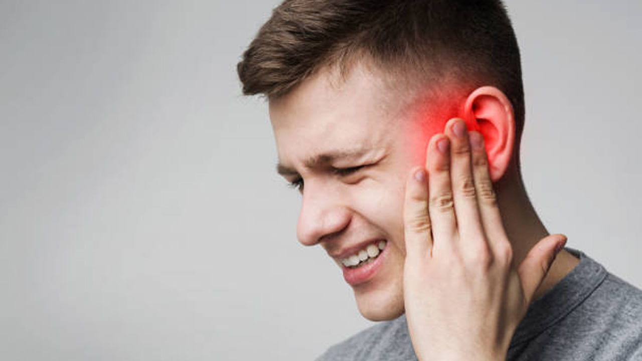 Ear Pain: చెవి పోటు సమస్య వేధిస్తోందా? ఇలా హోమ్ రెమిడీస్ తో చెక్ పెట్టండి!