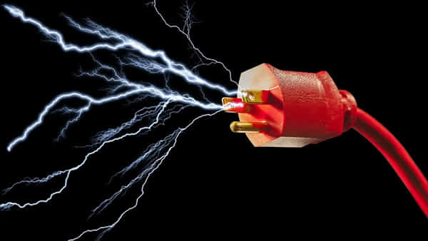 Electric Shock: వీడెవడండి బాబు.. యజమానిపై కోపంతో కరెంట్ షాక్ ఇచ్చాడు