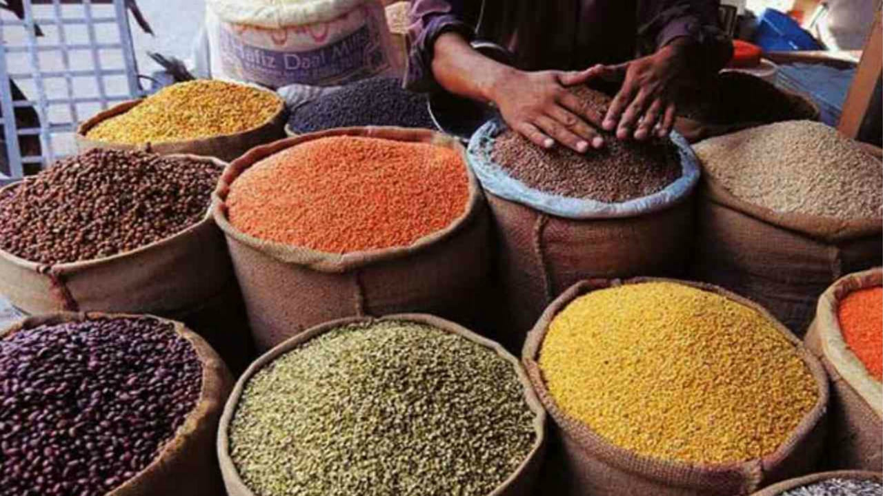 Essential Commodities: భగ్గుమంటున్న నిత్యావసర ధరలు.. హడలిపోతున్న జనాలు