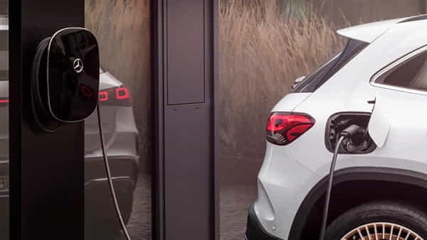 Electric Vehicles: అప్పటి వరకు పెట్రోల్, డీజిల్ కార్ల కంటే ఎలక్ట్రిక్ వాహనాలు చౌకగా..