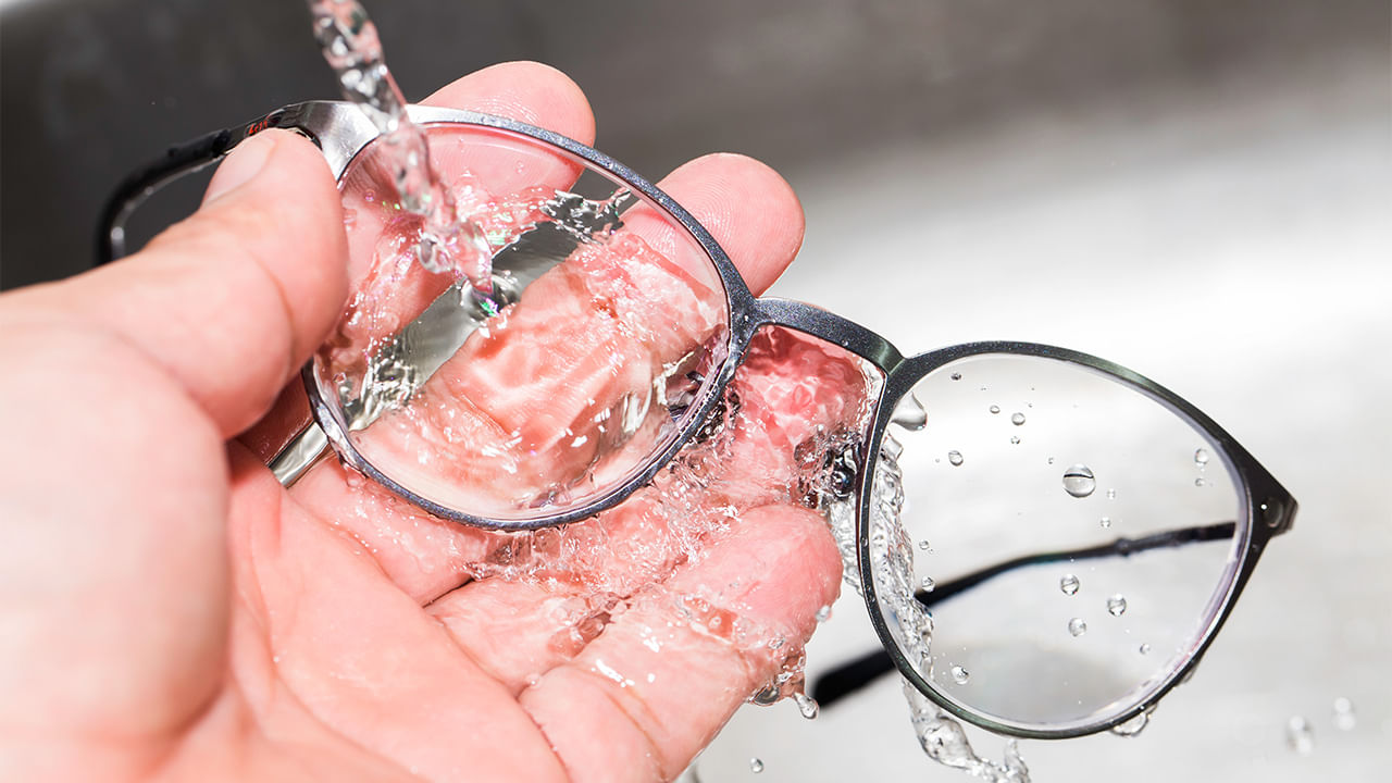Eyeglasses Cleaning: కళ్లద్దాలను శుభ్రం చేయాలా.. అయితే టూత్ పేస్ట్ ని ఇలా వాడండి!