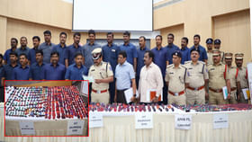ఫేక్ సర్టిఫికెట్లతో హోం లోన్స్ ఇప్పిస్తున్న ముఠా అరెస్ట్ ఫేక్ సర్టిఫికెట్లతో హోం లోన్స్ ఇప్పిస్తున్న ముఠా అరెస్ట్