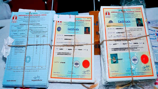 Fake Certificate Racket: హైదరాబాద్లో ఫేక్ సర్టిఫికెట్ల ముఠా అరెస్ట్.. పరారీలో ప్రధాన నిందితుడు