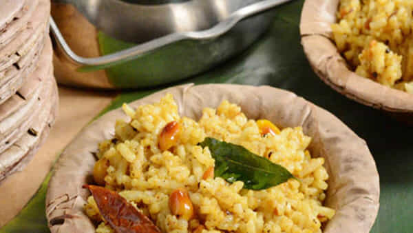 Food Poison: కలుషిత ప్రసాదం తిని 79 మందికి పైగా అస్వస్థత.. ఒంటిపై పెట్రోల్ పోసుకుని నిప్పంటించుకున్న కండక్టర్
