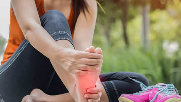 Foot Pain: మీ పాదాలలో నిరంతర నొప్పిగా ఉంటోందా.. లైట్గా తీసుకుంటున్నారా.. అయితే జాగ్రత్త..