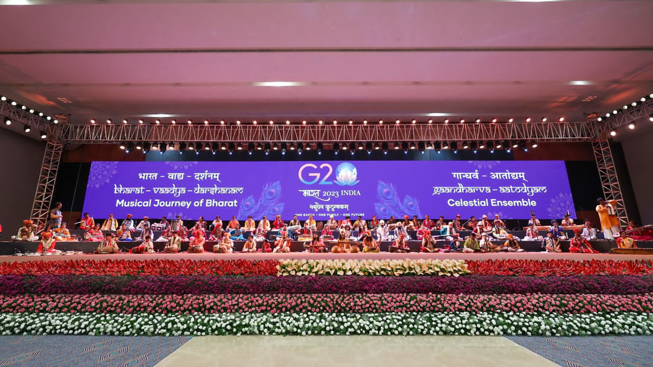 ఈ వాయిద్య పరికరాల్లో 34 హిందుస్తానీ, 18 కర్ణాటక సంగీతం, 26 జానపద సంబంధ పరికరాలను ఉపయోగించారు. మొత్తం 78 మంది కళాకారులు ఈ కార్యక్రమంలో పాల్గొన్నారు. వీరిలో కొందరు దివ్యాంగులు కూడా ఉన్నారు.