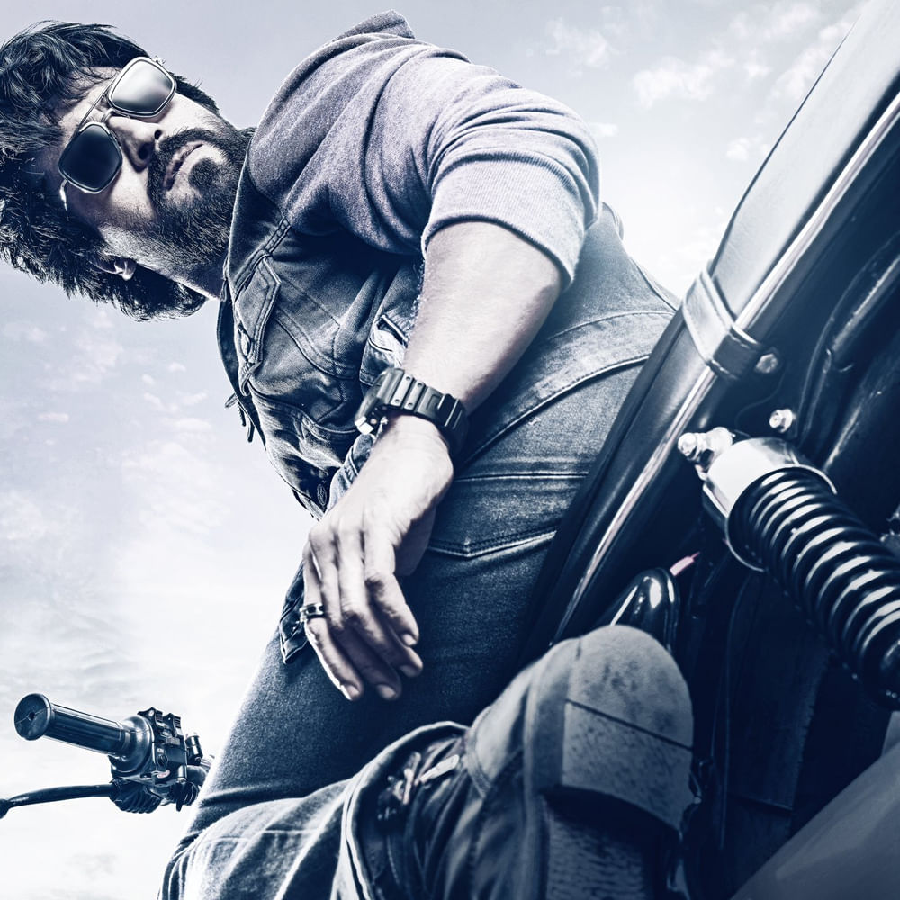 అసలు ఈ లీక్స్ గొడవేంటి..? ఇండస్ట్రీని ఎందుకు టార్గెట్ చేస్తున్నారు..?  మొన్న ప్రాజెక్ట్ కే.. ఈ రోజు గేమ్ ఛేంజర్.. ఈ రోజుల్లో సినిమాలు తీయడం కాదు.. తీసిన సినిమాలు రిలీజ్ వరకు దాచుకోవడమే కష్టమైపోతుంది. తాజాగా గేమ్ ఛేంజర్‌లోని ఆడియో సాంగ్ లీక్ అవ్వడం సంచలనంగా మారింది.