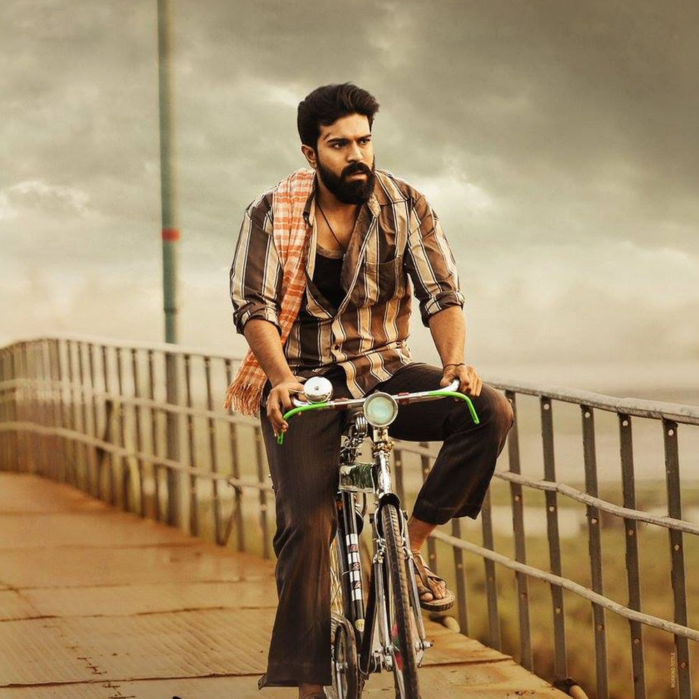 పదేళ్ళ కింద అత్తారింటికి దారేది అయితే ఏకంగా ఫస్టాఫ్ అంతా విడుదలకు ముందే లీక్ అయిపోయింది. అప్పట్లో అది పెద్ద సంచలనమే. ఇది కావాలనే కొందరు చేసారని పవన్ కూడా చెప్పారు. మొత్తానికి ఎన్ని జాగ్రత్తలు తీసుకున్నా.. లీకు వీరులు మాత్రం ఆగట్లేదు. అందులో ఇంటి దొంగలే ఎక్కువగా ఉండటం కంగారు పుట్టించే విషయం.