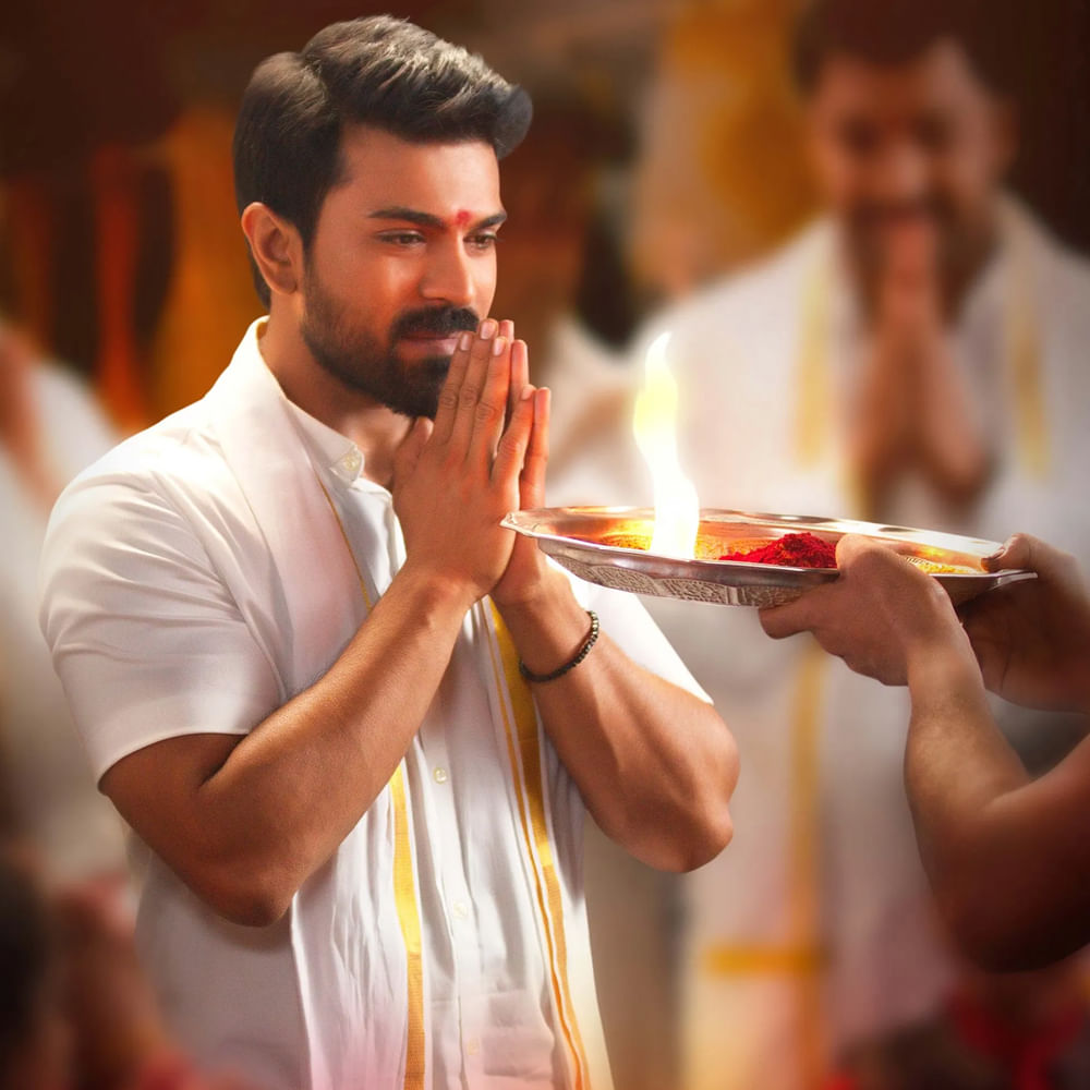 ఎక్కడి వరకో ఎందుకు.. నిన్నటికి నిన్న మహేష్ బాబు గుంటూరు కారం నుంచి కోర్టు దగ్గర షూట్ చేస్తున్న వీడియో బయటికి వచ్చింది. ఇక అప్పట్లో సాహోలో ఇంట్రడక్షన్ సీన్.. బాహుబలి 2లోని ఫైట్ సీన్ ఇవన్నీ ఇంటి దొంగల పనులే. పుష్ప 2లో లారీల్లో గంజాయి స్మగ్లింగ్ చేస్తున్న వీడియో లీక్ అయింది. సినిమా ఏదైనా లీకుల బెడద మాత్రం తప్పట్లేదు.