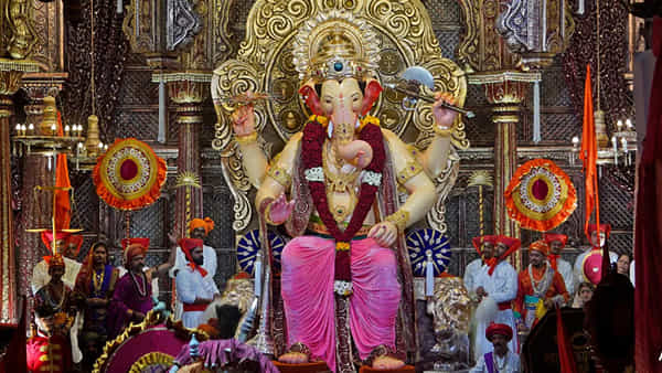 Ganesh Chaturthi: శివాజీ మహారాజ్ సింహాసనంపై ఠీవిగా లాల్బాగ్చా రాజా.. భక్తుల సౌకర్యార్ధం స్పెషల్ బస్సులు, రైళ్లు..