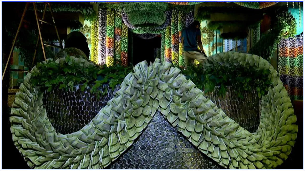 దేశవ్యాప్తంగా గణేష్ చతుర్థి వేడుకలు ఘనంగా జరుగుతున్నాయి. వినాయక చవితి వచ్చిందంటే చాలు దేశ వ్యాప్తంగా గల్లీగల్లీలో సందడి వాతావరణం నెలకొంటుంది. చిన్నారుల నుంచి పెద్దల వరకు గణపతి మండపాలను సిద్దం చేసుకుంటారు. వినాయకున్ని ప్రతిష్టించేందుకు సిద్ధమవుతుంటారు.