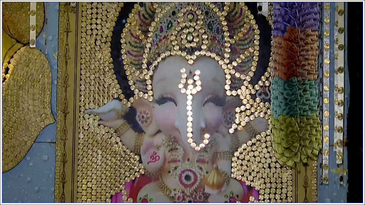 నగరంలోని పలు ఆలయాల్లో వినాయకుడికి ప్రత్యేక అలంకరణలు చేసి వినాయకుడికి పూలు, ధనం సమర్పించారు. అయితే వినాయకునికి చాలా మంది నోట్ల కట్టలతో పుష్ప గుచ్చాలతో అలంకరిస్తుంటారు. 