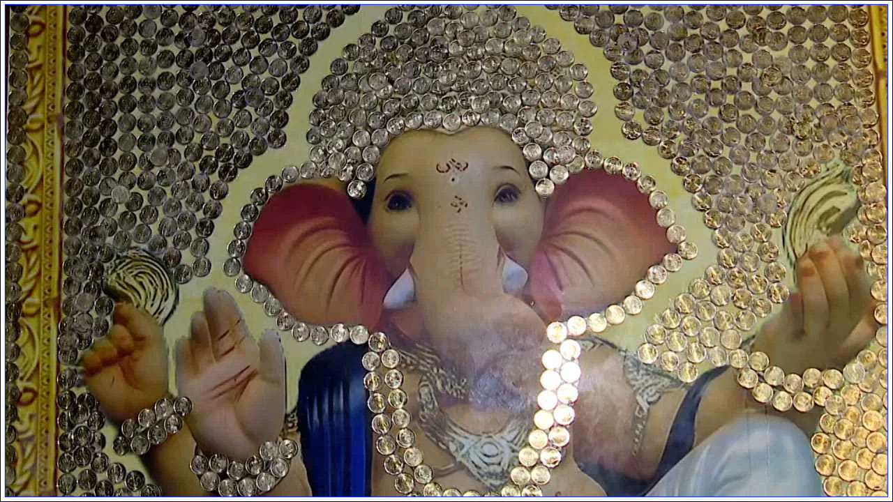 బెంగళూరులోని పుట్టెనహళ్లికి చెందిన జె.పి. నగరంలోని సత్యసాయి గణపతి ఆలయాన్ని నోట్లు, నాణేలతో అలంకరించారు. 2 కోట్లకు పైగా రూపాయల నోట్లు, 50 లక్షలు రూపాయల నాణేలతో వినాయకునికి అలంకరించారు.