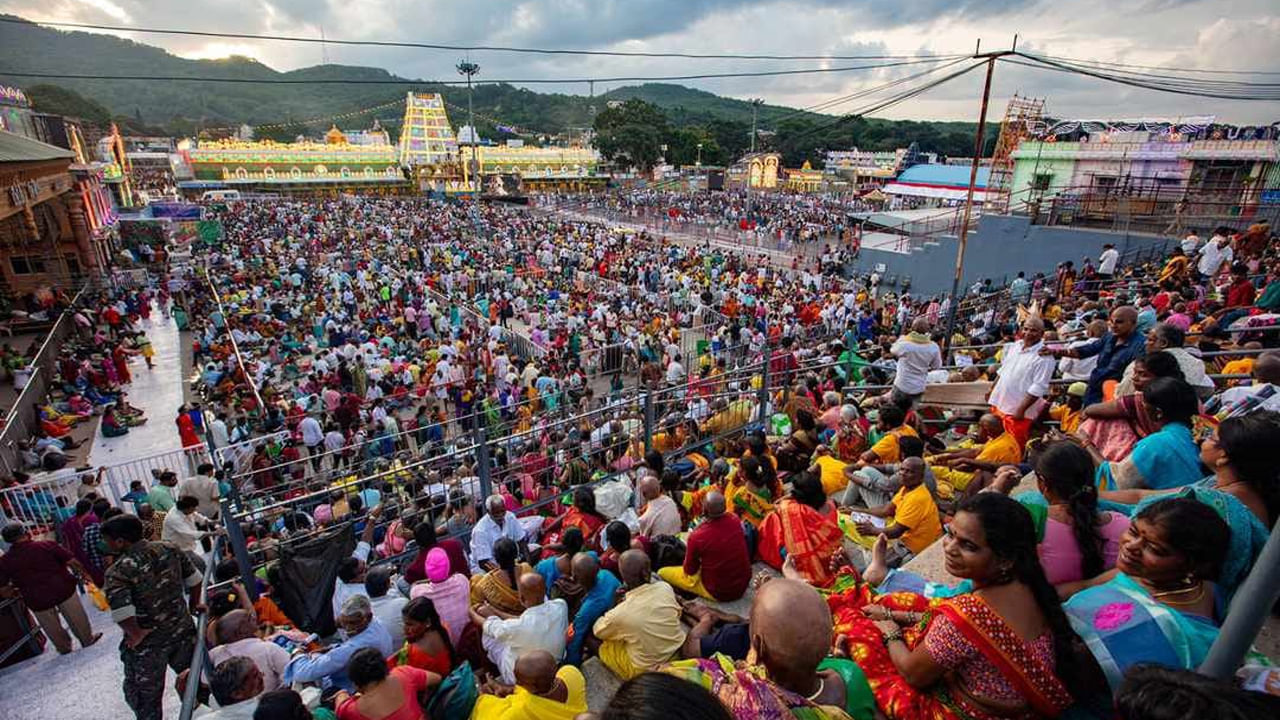 ఏనుగులు, అశ్వాలు ఠీవీగా ముందు వెళ్తుండగా.. భక్తుల కోలాటాలు, డప్పు వాయిద్యాలు, చెక్క భజనలు, దేవతా మూర్తుల కళా రూపాలతో మంగళవాయిద్యాల నడుమ స్వామివారి వాహనసేవ కోలాహలంగా జరిగింది. గ్యాలరీల్లోనే రెండు లక్షల మంది భక్తులు ఉండగా, వెలుపల కూడా పెద్ద సంఖ్యలో భక్తులు చేరుకున్నారు