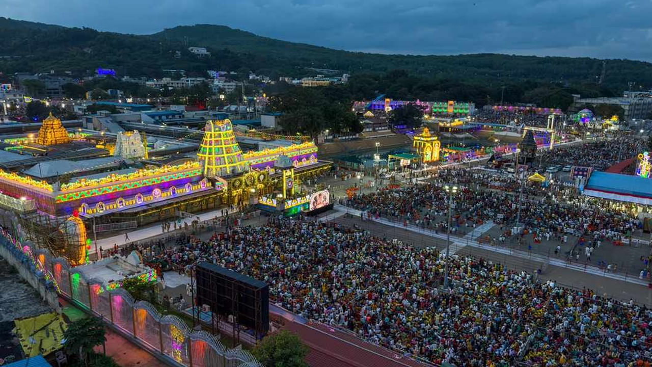 భక్తులు అడుగడుగునా కర్పూరహారతులు సమర్పించి శ్రీవారిని దర్శించుకున్నారు. లక్షలాది భక్తులు తిరుమలకు తరలివచ్చారు. ఉదయం నుంచే విపరీతమైన భక్తుల రద్దీ నెలకొంది. 