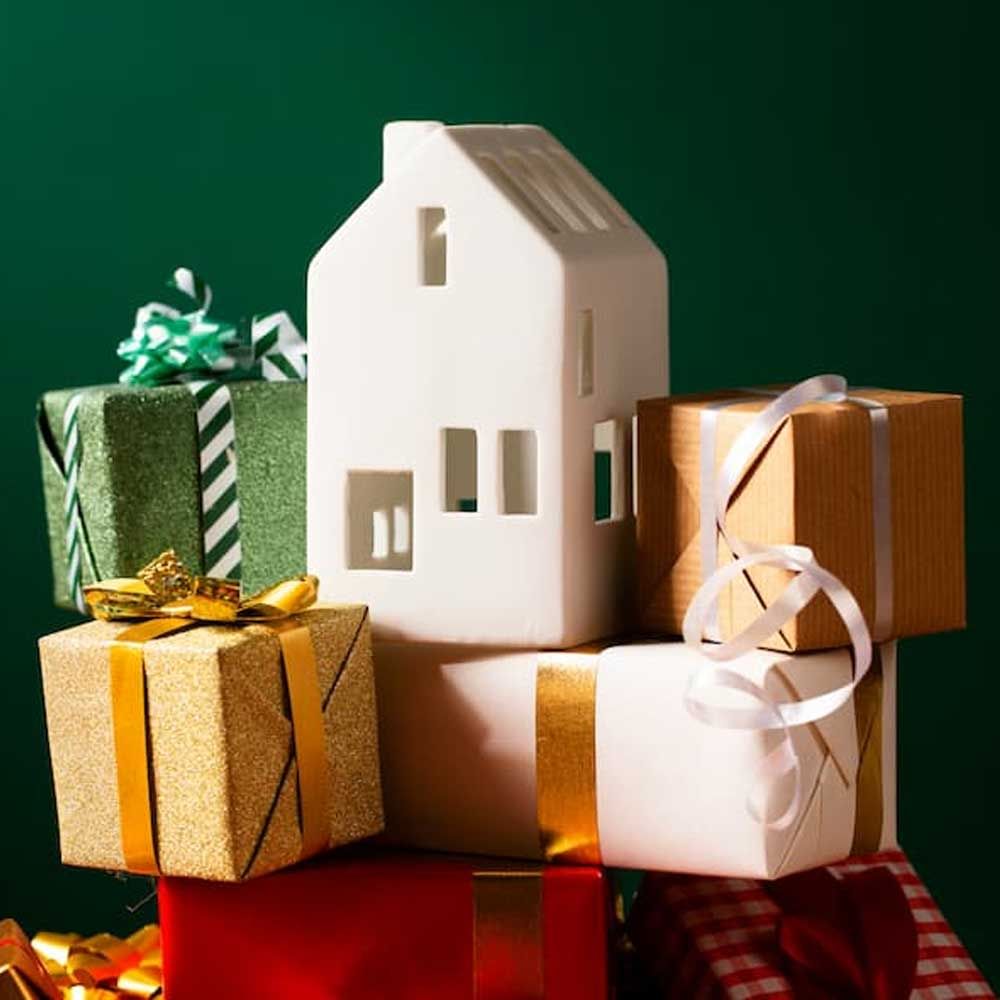 చట్టం ప్రకారం బంధువులు అంటే లైఫ్ పార్ట్నర్, సోదరులు, సోదరి, తల్లి లేదా తండ్రి.  ఈ లెక్క ప్రకారం మైనర్లకు టాక్స్ ఉండదు. అయితే, గిఫ్ట్ గా మైనర్లకు ఇచ్చిన ప్రాపర్టీ పై వచ్చే ఆదాయానికి  తల్లి తండ్రులు లేదా గార్డియన్ టాక్స్ కట్టాలి .