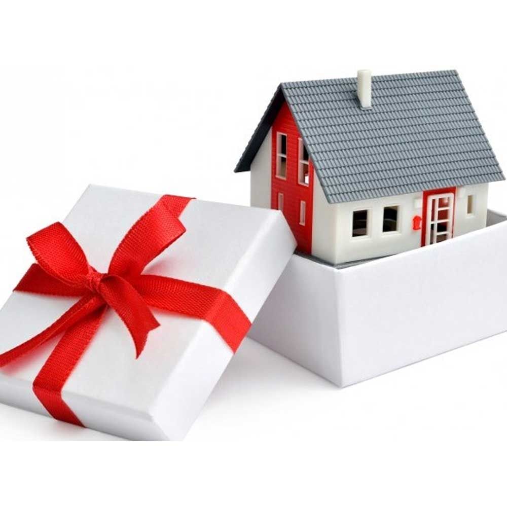 ఆదాయ పన్ను చట్టం 1961 ప్రకారం... ఒక ఆర్థిక సంవత్సరంలో రూ. 50 వేల కంటే ఎక్కువ ఖరీదైన గిఫ్ట్  పొందినట్లయితే టాక్స్ కట్టాలి.  ఈ టాక్స్ గిఫ్ట్ తీసుకున్న వ్యక్తి కట్టాల్సి ఉంటుంది. ఆదాయ పన్ను చట్టం కింద.. 'బంధువు' నిర్వచనం పరిధిలోకి వచ్చే వ్యక్తుల బహుమతులపై ఎటువంటి టాక్స్ ఉండదు. అది ఎంత విలువగలదైనా కానీ. 