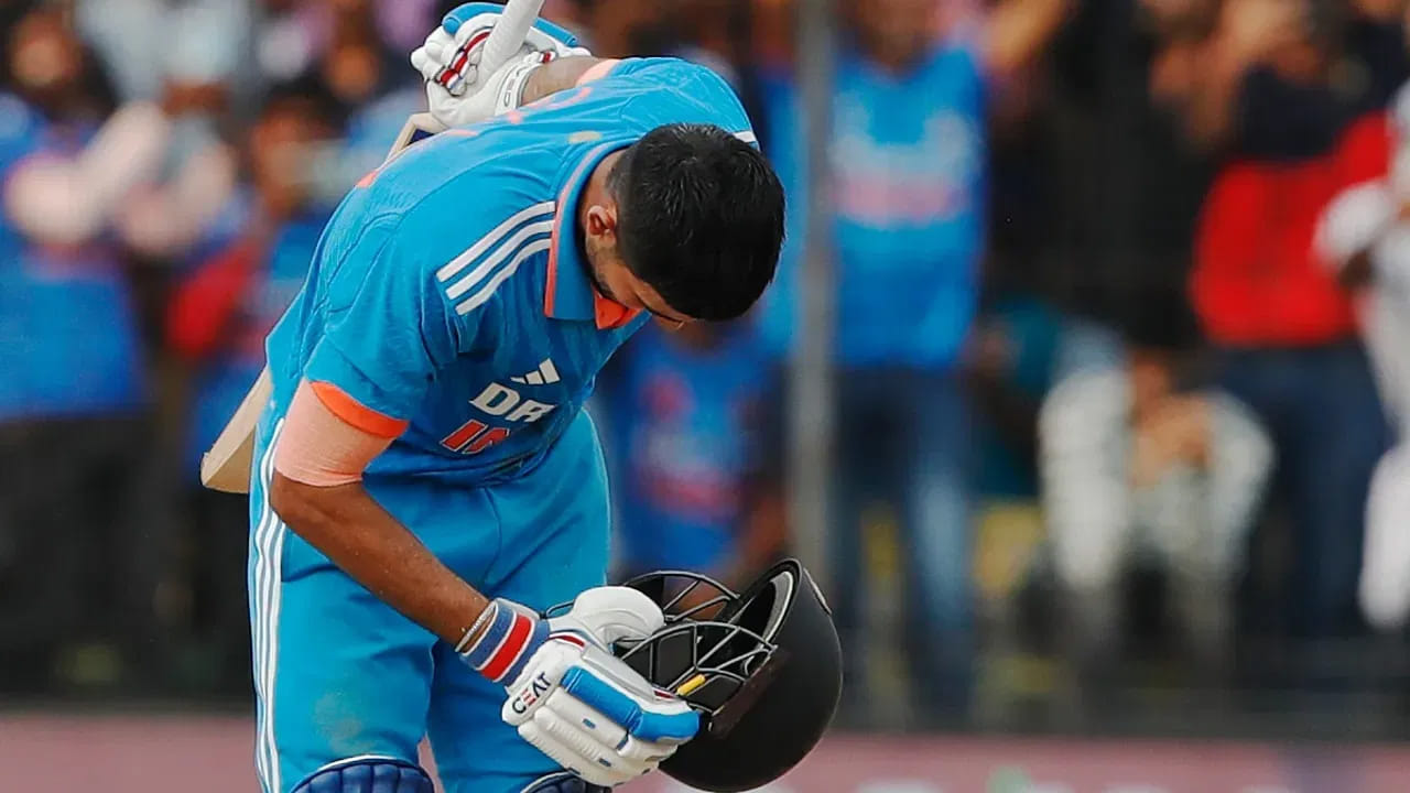 ఇండోర్ వేదికగా ఆస్ట్రేలియాతో జరిగిన 2వ వన్డే మ్యాచ్‌లో భారత్ 99 పరుగుల తేడాతో ఘన విజయం సాధించింది. ఈ మ్యాచ్‌లో టీమిండియా ఓపెనర్ శుభ్‌మన్ గిల్ (104) అద్భుత సెంచరీతో సత్తా చాటాడు.