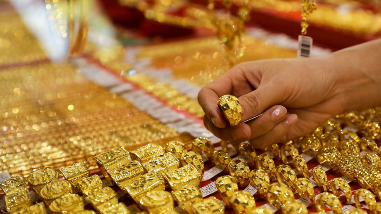 Gold price: నగదుతో ఎంత బంగారాన్ని కొనుగోలు చేయవచ్చో తెలుసా.. దీనికో లెక్కుంది..