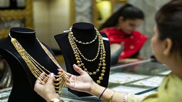 Gold Price Today: బంగారం కొనుగోలుదారులకు ఊరట.. వరుసగా రెండో రోజు కూడా..