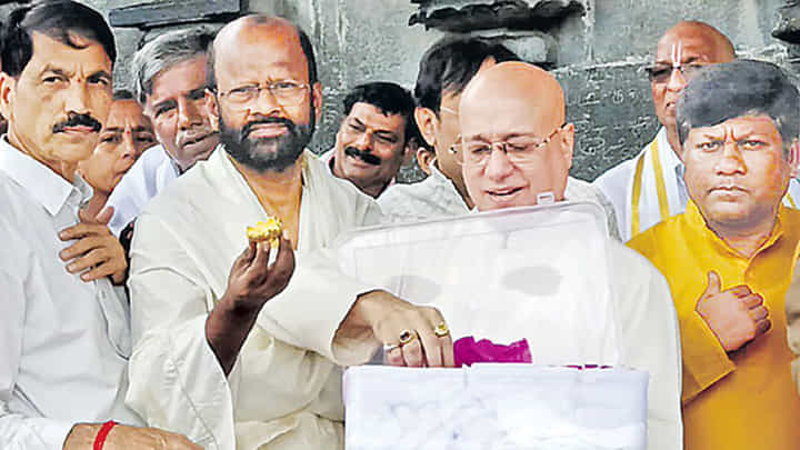 Tirumala: శ్రీవారికి 108 స్వర్ణ పుష్పాల విరాళం ఇచ్చిన భక్తుడు.. వాటి విలువ ఎంతంటే..? Tirumala: శ్రీవారికి 108 స్వర్ణ పుష్పాల విరాళం ఇచ్చిన భక్తుడు.. వాటి విలువ ఎంతంటే..?