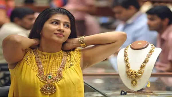 Gold Price Today: గుడ్న్యూస్.. వరుసగా పడిపోతున్న బంగారం ధరలు.. తెలుగు రాష్ట్రాల్లో తులం ఎంత ఉందంటే?