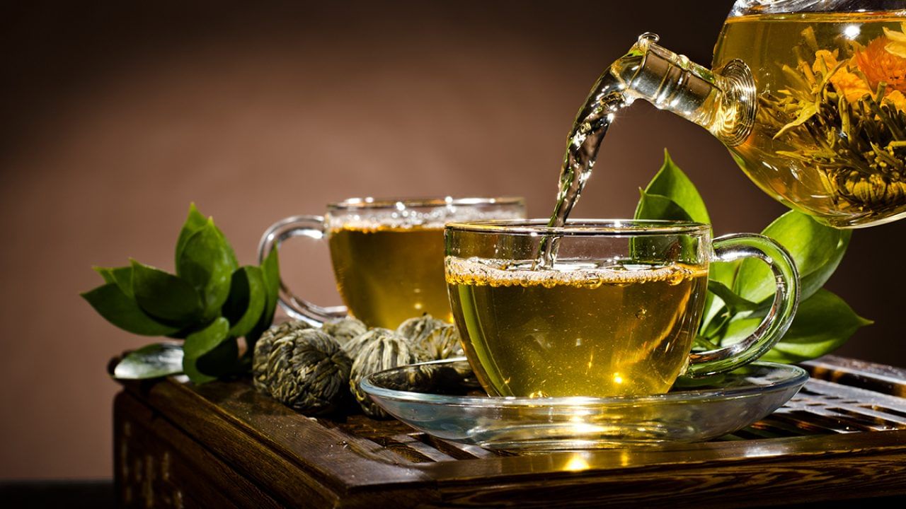 Green Tea-హై బీపీ రోగులకు గ్రీన్ టీ బెస్ట్ టీ. గ్రీన్ టీ ఇరుకైన రక్త నాళాలను తెరవడానికి సహాయపడుతుంది. గ్రీన్ టీలో ఉండే యాంటీ ఆక్సిడెంట్లు, కాటెచిన్‌లు రక్త నాళాలు తెరుచుకోవడానికి సహాయం చేస్తాయి. తద్వారా రక్త ప్రసరణ మెరుగుపడుతుంది. 