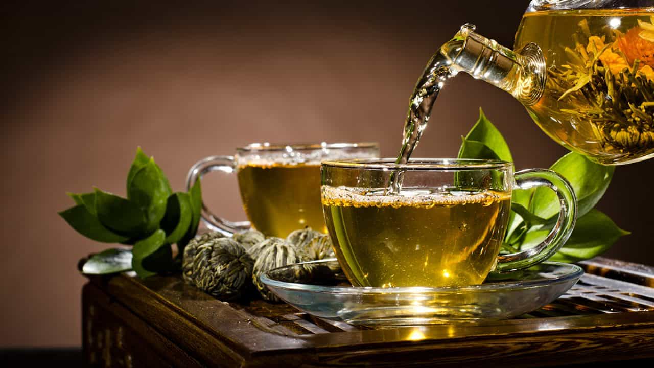 Green Tea-హై బీపీ రోగులకు గ్రీన్ టీ బెస్ట్ టీ. గ్రీన్ టీ ఇరుకైన రక్త నాళాలను తెరవడానికి సహాయపడుతుంది. గ్రీన్ టీలో ఉండే యాంటీ ఆక్సిడెంట్లు, కాటెచిన్లు రక్త నాళాలు తెరుచుకోవడానికి సహాయం చేస్తాయి. తద్వారా రక్త ప్రసరణ మెరుగుపడుతుంది.