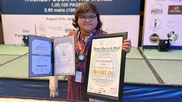World Records: గిన్నిస్ బుక్లో తెలంగాణ యువతి.. ప్రపంచంలోనే అతి పెద్ద బుక్కి 200 ఆర్టికల్స్ రాసిన జుహీదా బేగం..