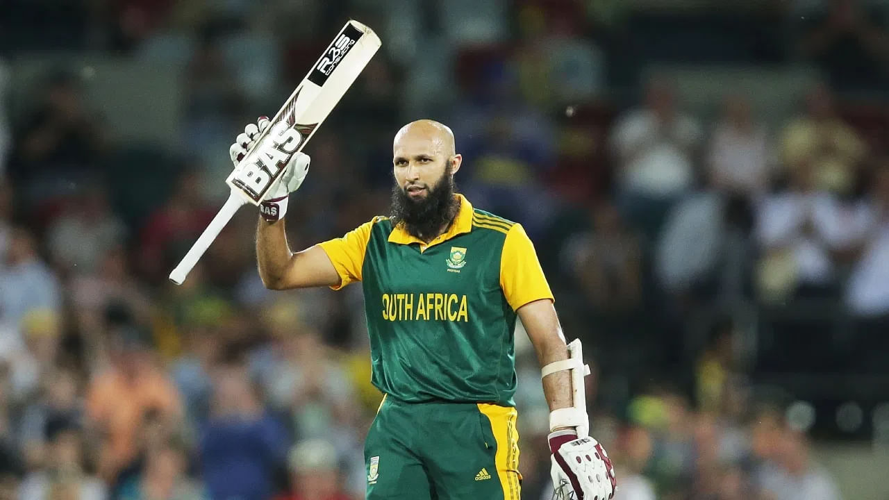 గతంలో ఈ ప్రపంచ రికార్డు దక్షిణాఫ్రికాకు చెందిన హషీమ్ ఆమ్లా పేరిట ఉండేది. తొలి 35 వన్డే ఇన్నింగ్స్‌ల్లో ఆమ్లా 1844 పరుగులు చేశాడు. ఇప్పుడు 35 వన్డే ఇన్నింగ్స్‌ల్లో 1900+ పరుగులు సాధించి శుభ్‌మన్ గిల్ సరికొత్త చరిత్ర సృష్టించాడు. దీంతో వన్డే క్రికెట్‌లో తొలి 35 ఇన్నింగ్స్‌ల్లో అత్యధిక పరుగులు చేసిన బ్యాట్స్‌మెన్‌గా నిలిచాడు.