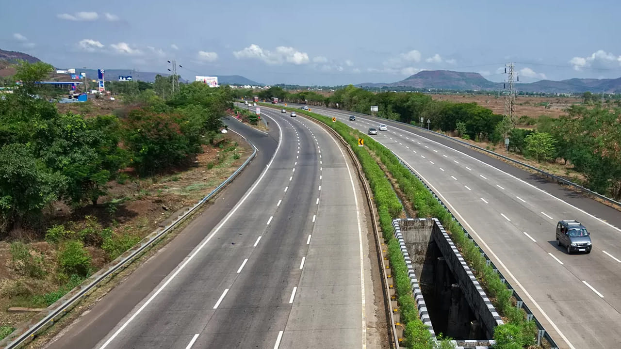 దేశంలో ఇదివరకే.. 1,46,000 కిలోమీటర్ల వరకు జాతీయ రహదారుల మ్యాపింగ్ ప్రక్రియ పూరైనట్లు పేర్కొన్నారు. అలాగే త్వరలో రోడ్లపై గుంతలు పూడ్చడానికి అవసరమైనటువంటి.. నిర్వహణ ప్రక్రియను మొదలుపెట్టనున్నట్లు పేర్కొన్నారు వెల్లడించారు. 