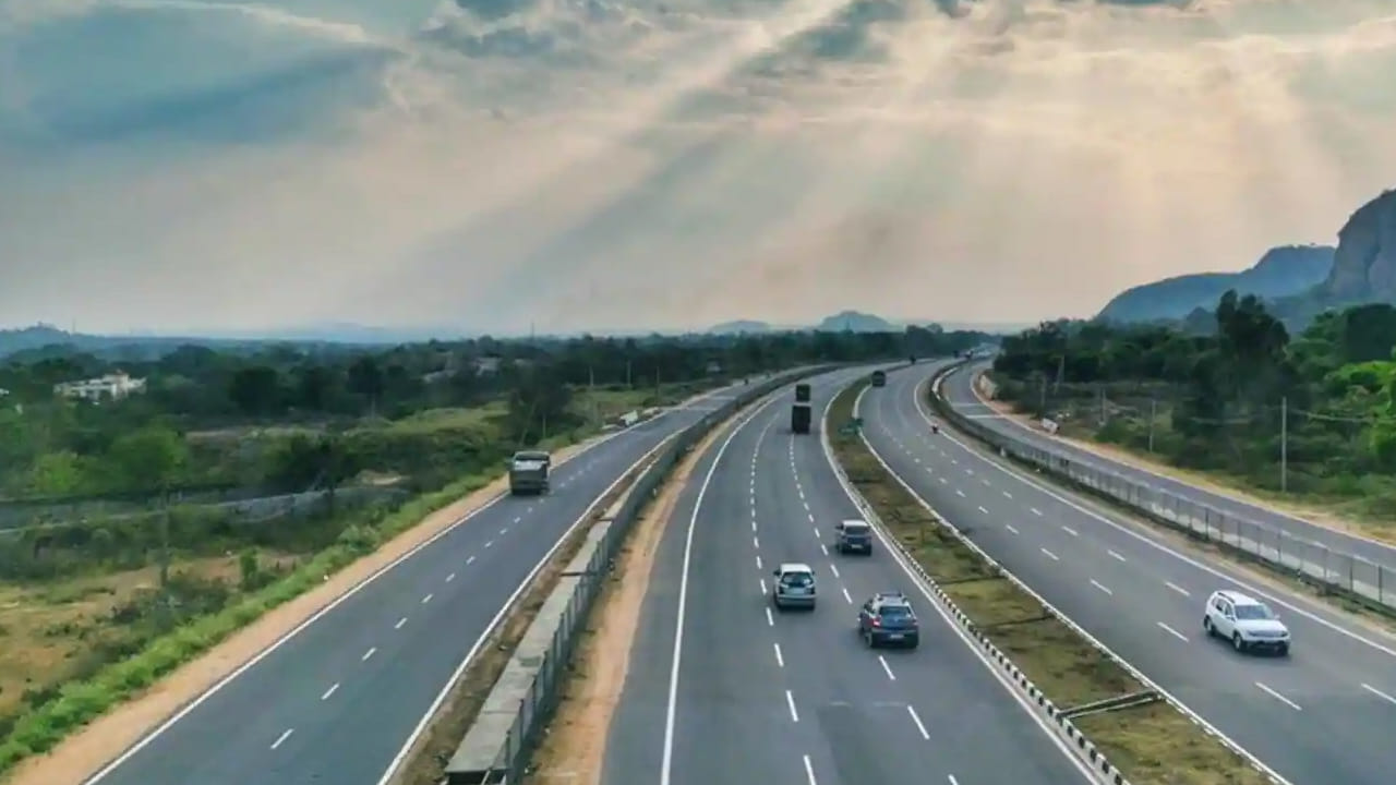 అలాగే మరికొద్దిరోజుల్లో నిర్మించబోయే రహదారుల నిర్మాణానికి బిల్ట్‌-ఆపరేట్‌-ట్రాన్స్‌ఫర్‌ (బీవోటీ) అనే పద్ధతిలో కాంట్రాక్టులు జారీ చేస్తామని పేర్కొన్నారు. అయితే ఈ విధానంలో చూసుకుంటే.. రహదారుల నిర్మాణం జరిగినట్లైతే ఎక్కువ కాలం మన్నిక ఉంటుందని వివరించారు. 
