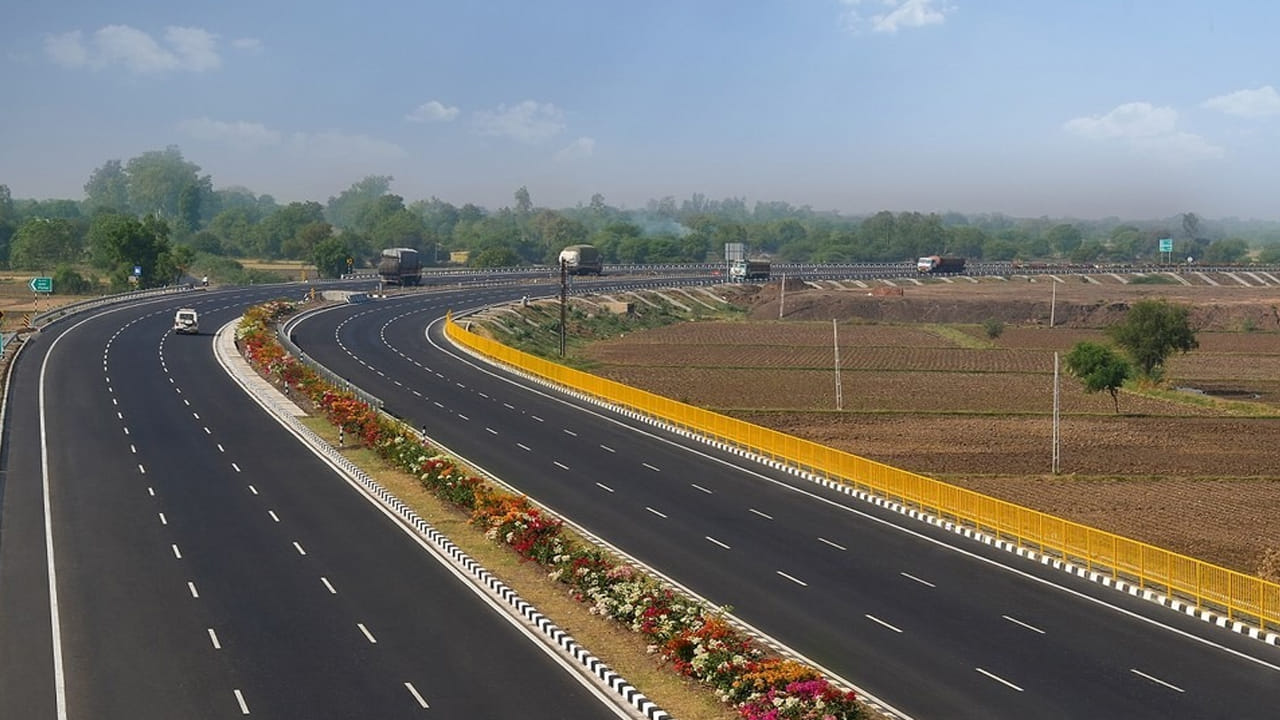 అలాగే బీవోటీ కింద నిర్మించినటువంటి వాటికి రాబోయే 15-20 సంవత్సరాల పాటు నిర్వహణ ఖర్చును గుత్తేదారు పెట్టుకోవాల్సి ఉంటుంది. అంతేకాదు, నిర్వహణ కోసం ఖర్చు చేయాల్సినటువంటి మొత్తాన్ని కూడా గుత్తేదారు సమకూర్చాల్సిన అవసరం ఉంటుంది. కానీ.. ఈపీసీ విధానంలో రోడ్డు నిర్మాణం, నిర్వహణకు సంబంధించి అవసరమై ఖర్చును ప్రభుత్వం సమకూర్చాల్సిన అవసరం ఉంటుంది. అందుకే ఈ బీవోటీ పద్ధతిలో కాంట్రాక్టులు ఇవ్వాలని నిర్ణయించామని నితిన్ గడ్కరీ పేర్కొన్నారు.
