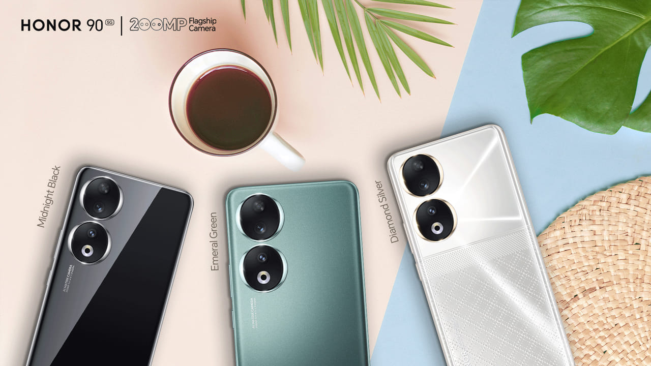 ధర విషయానికొస్తే చైనాలో విడుదల చేసిన సమయంలో 12 జీబీ ర్యామ్‌, 256 జీబీ ఇంటర్నల్‌ స్టోరేజ్‌ వేరియంట్‌ ధర రూ. 29 వేలు, అలాగే 16 జీబీ ర్యామ్‌, 256 జీబీ స్టోరేజ్‌ వేరియంట్ ధర రూ. 32,680, 16 జీబీ ర్యామ్‌, 512 స్టోరేజ్‌ ధర రూ. 35,017గా ఉంది. మరి భారత్‌లో ధరల విషయంలో ఏవైనా మార్పులు ఉంటాయో చూడాలి. 