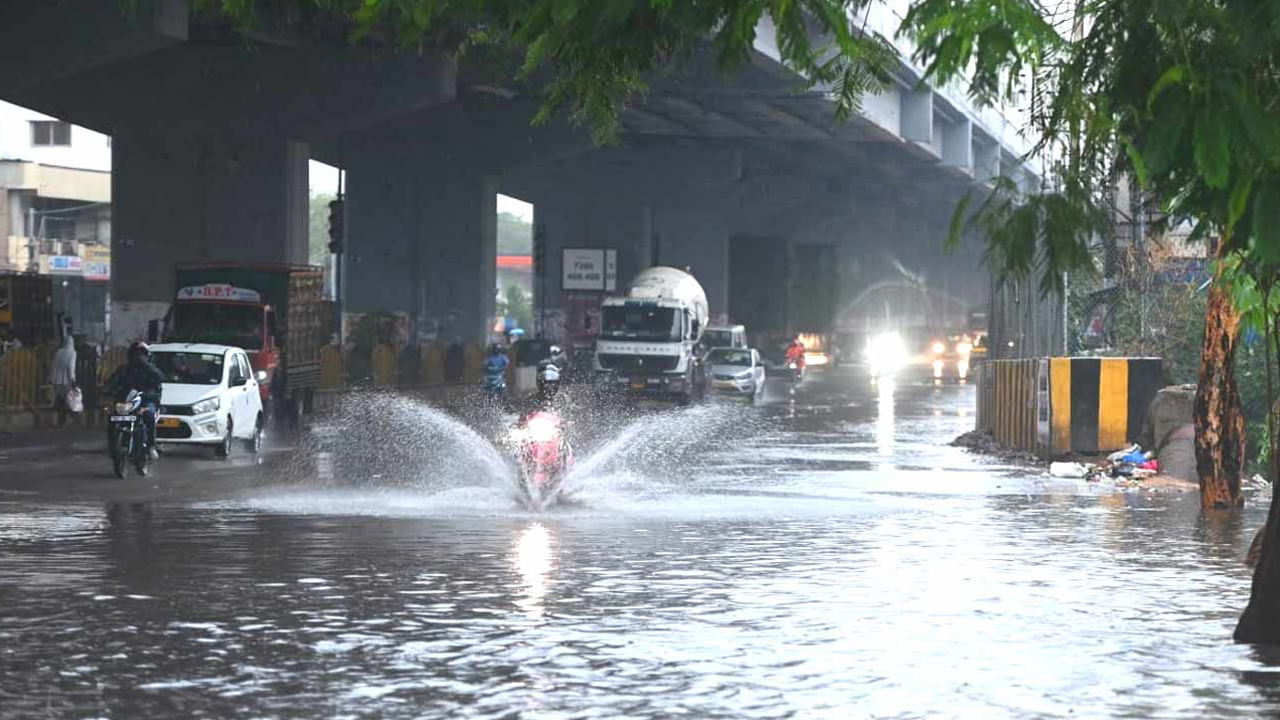 ఇదిలావుంటే.. జూలైలో కుండపోత వర్షాల తర్వాత ఏపీలో వాతావరణం ఒక్కసారిగా మారిపోయింది. నెల రోజులుగా వర్షాలు జాడలేకుండా పోయాయ్‌.. చాలా ప్రాంతాల్లో వరుసగా నెల రోజులపాటు చుక్కవాన లేని పరిస్థితులు నెలకొన్నాయి. అయితే.. నైరుతి రుతుపవనాల మందగమనమే అందుకు కారణమంటోంది వాతావరణశాఖ. 