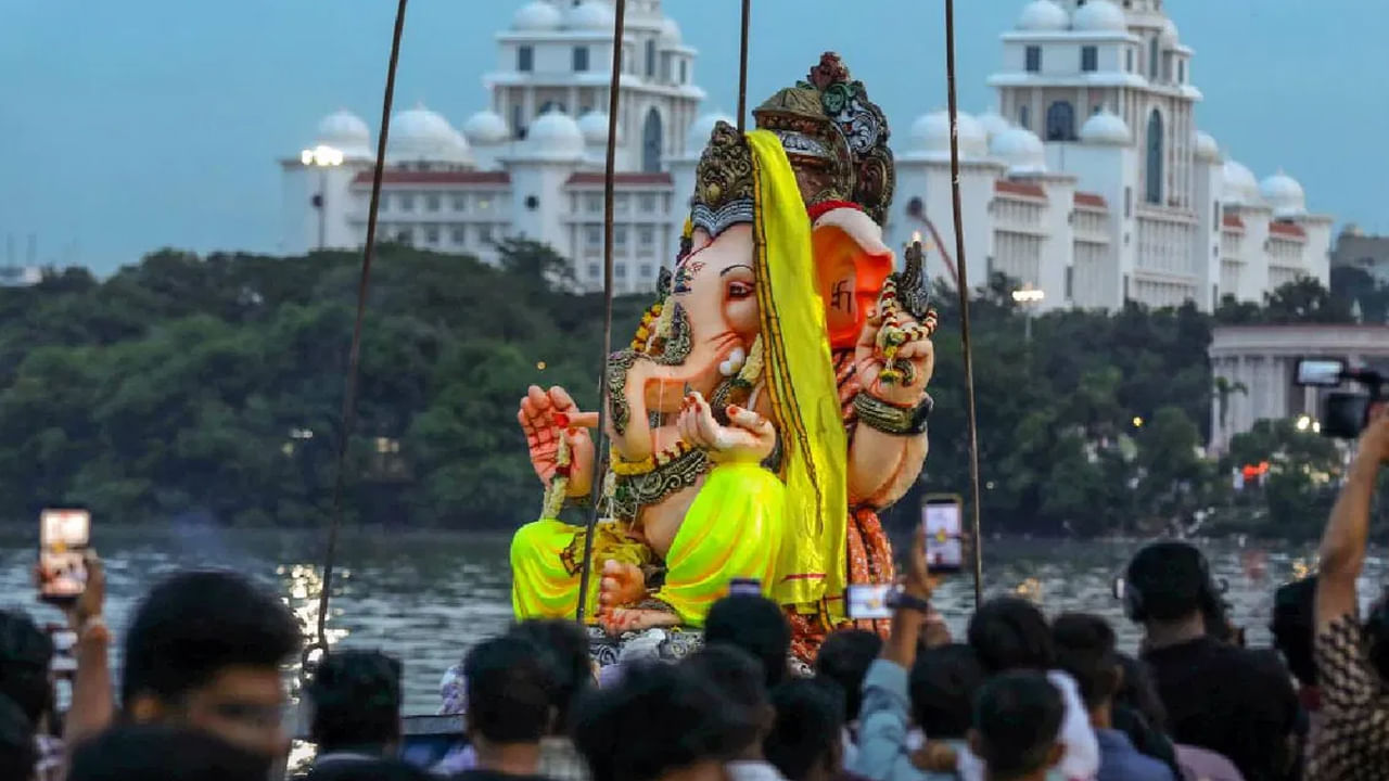 Ganesh Idol Immersion: పీవోపీ విగ్రహాల నిమజ్జనంపై హైకోర్టు కీలక ఆదేశాలు.. నిరసన చేస్తున్న గణేష్‌ మండపాల నిర్వాహకులు