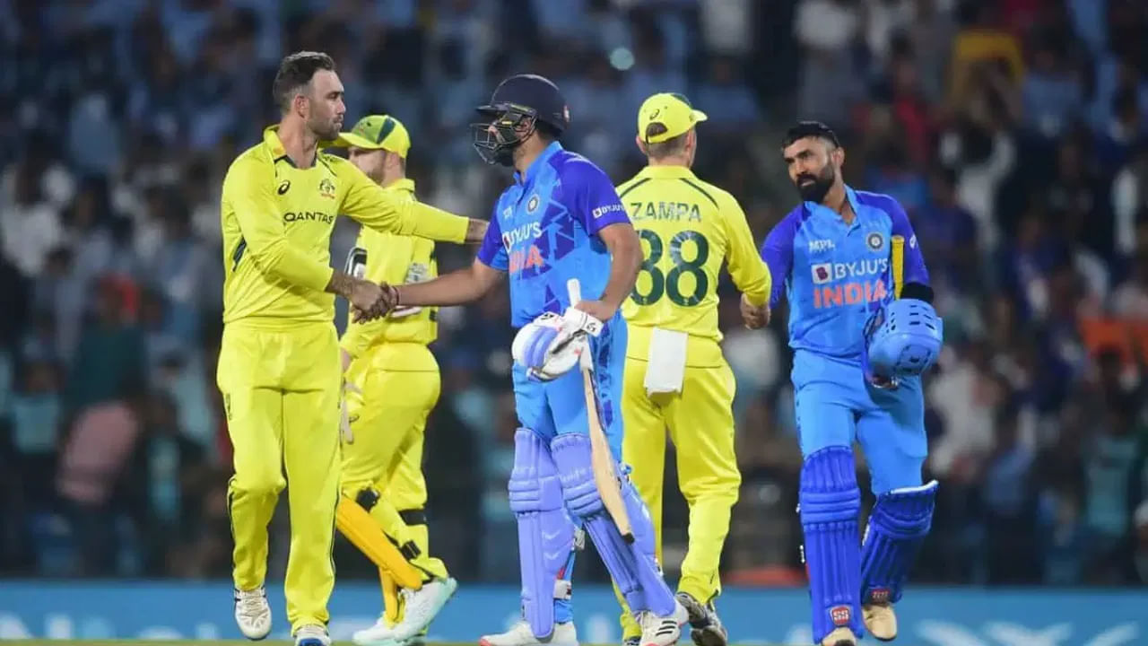 India Vs Australia: ఆసియా కప్‌ 2023 ను కైవసం చేసుకున్న టీమిండియా సెప్టెంబర్ 22 నుంచి ఆస్ట్రేలియాతో మూడు వన్డేల సిరీస్‌లో తలపడనుంది. ఈ సిరీస్ 2023 ప్రపంచ కప్ ప్రారంభానికి ముందు ఇరు జట్లకు తుది సన్నాహాలు చేయడానికి ఒక అవకాశంగా నిలిచింది. సిరీస్‌ను గెలుచుకోవడం ద్వారా ప్రపంచ కప్‌లోకి నూతనోత్సాహంతో అడుగుపెట్టనున్నాయి.