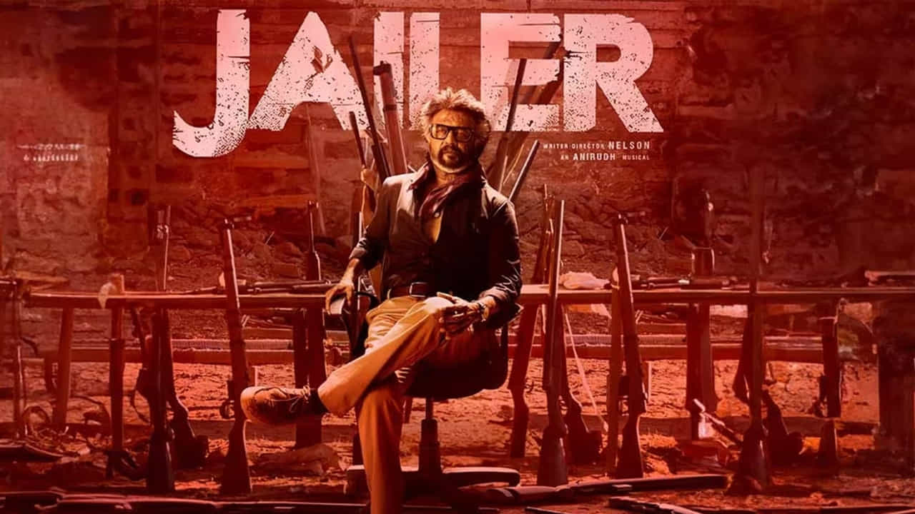 దాదాపు పదేళ్లుగా సరైన హిట్ లేని రజనీకాంత్, జైలర్ సినిమాతో బౌన్స్ బ్యాక్ అయ్యారు. తలైవా మేనియా ఇది, అనే రేంజ్ హిట్ పడటంతో ఫ్యాన్స్ కూడా పండగ చేసుకుంటున్నారు. గత యాబై ఏళ్లలో ప్రతీ దశాబ్దంలోనూ ఓ ఇండస్ట్రీ హిట్తో ఫ్యాన్స్ను అలరించారు రజనీకాంత్.