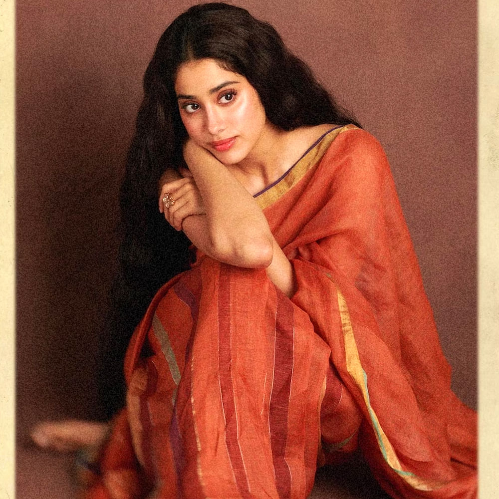 ఇదిలా ఉంటే జాన్వీ కపూర్ సినిమాలతో పోల్చుకుంటే సోషల్ మీడియాలో గ్లామర్ షో ఎక్కువగా చేస్తూ ఉంటుంది. హాట్ హాట్ ఫొటోలతో సోషల్ మీడియాలో సెగలు పుట్టింది ఈ భామ. అందాల ఆరబోతతో కుర్ర కారును కట్టిపడేస్తుంది ఈ చిన్నది .