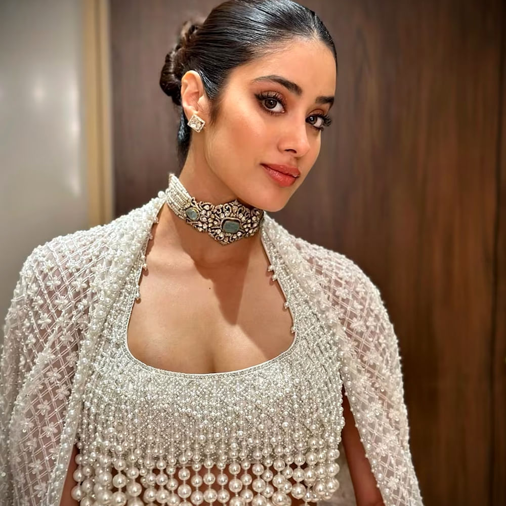 కథల విషయంలో ఈ చిన్నది చాలా జాగ్రత్తలు వహిస్తుంది. తండ్రి బోనికపూర్ సలహాలు తీసుకుంటూ సినిమాలు చేస్తుంది జాన్వీ కపూర్. ఈ క్రమంలోనే తెలుగులోనూ ఆఫర్ అందుకుంది. త్వరలోనే తెలుగు ప్రేక్షకులకు కూడా పరిచయం కానుంది జాన్వీ.