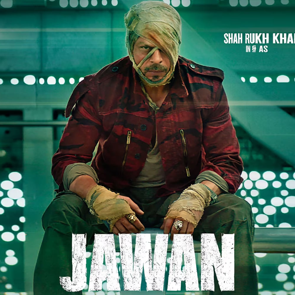 Jawan: బాలీవుడ్ బాద్షా షారుఖ్ ఖాన్ హీరోగా అట్లీ తెరకెక్కించిన జవాన్ సినిమా ప్రపంచవ్యాప్తంగా సెప్టెంబర్ 7న విడుదలైంది. మొదటి రోజు ఈ సినిమాకు రికార్డు ఓపెనింగ్స్ వచ్చాయి. కేవలం తెలుగులోనే దాదాపు 10 కోట్ల వరకు గ్రాస్ వసూలు చేయగా.. మొత్తం సౌత్‌లో 22 కోట్ల వరకు గ్రాస్ వచ్చినట్లు ట్రేడ్ వర్గాలు చెప్తున్నాయి. ఫస్ట్ డే కొత్త రికార్డ్స్ క్రియేట్ చేయడం ఖాయం అయిపోయింది. పఠాన్ తర్వాత మరోసారి 1000 కోట్లపై కన్నేసారు కింగ్ ఖాన్. 