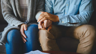 దహన సంస్కారాలకు స్థలం లేక కుటుంబీకుల అవస్థలు.. నడిరోడ్డుపైనే మృతదేహం..!