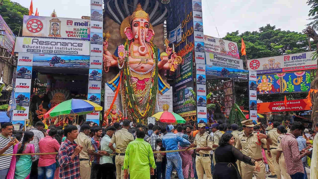 Khairatabad Ganesh: ఖైరతాబాద్ గణేష్ దర్శనం కోసం వచ్చిన మహిళల పట్ల పోకిరిల అసభ్య ప్రవర్తన.. 54 మందిపై కేసుల నమోదు